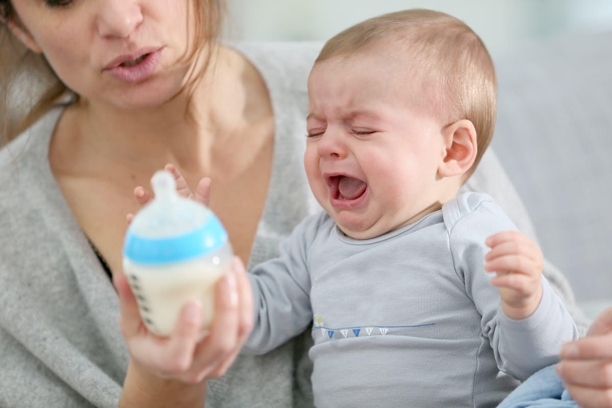哺乳瓶を見て泣いている赤ちゃん