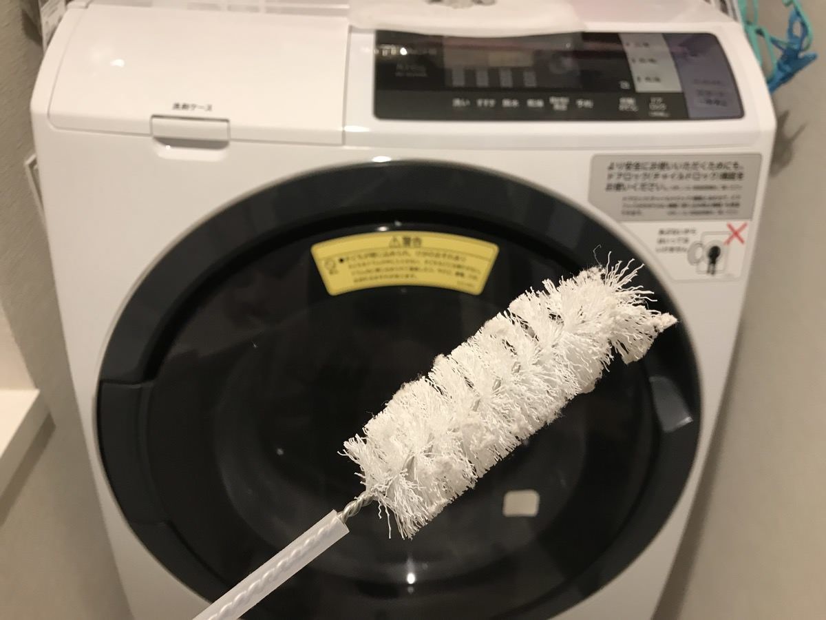 ドラム式洗濯機とお掃除ブラシ