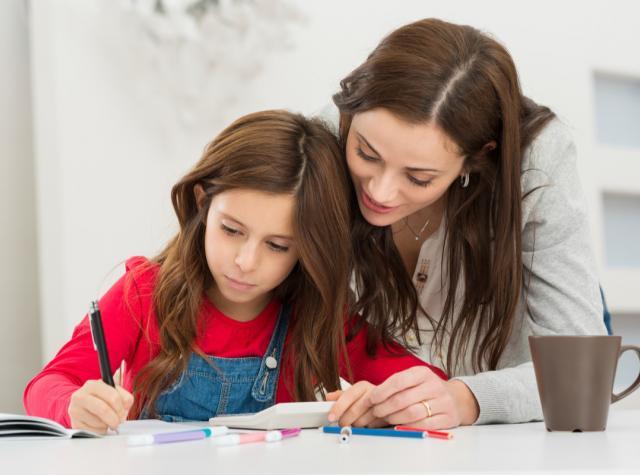 子供に勉強を教える母親