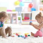部屋で男の子と女の子が遊んでいる画像